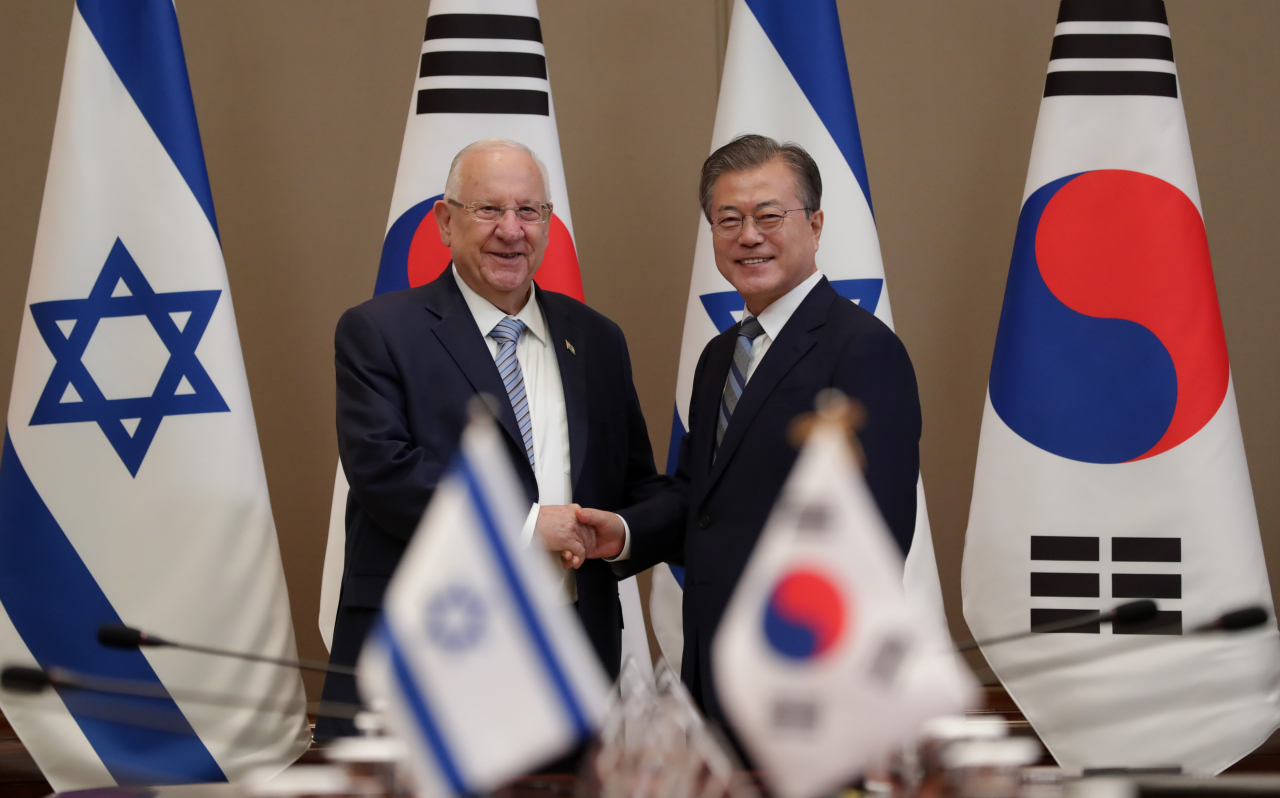 문재인 대통령과 레우벤 리블린 이스라엘 대통령이 15일 오전 청와대에서 정상회담 전 악수하고 있다. 전날 공식 방한한 리블린 대통령은 18일까지 체류할 예정이다. [연합]
