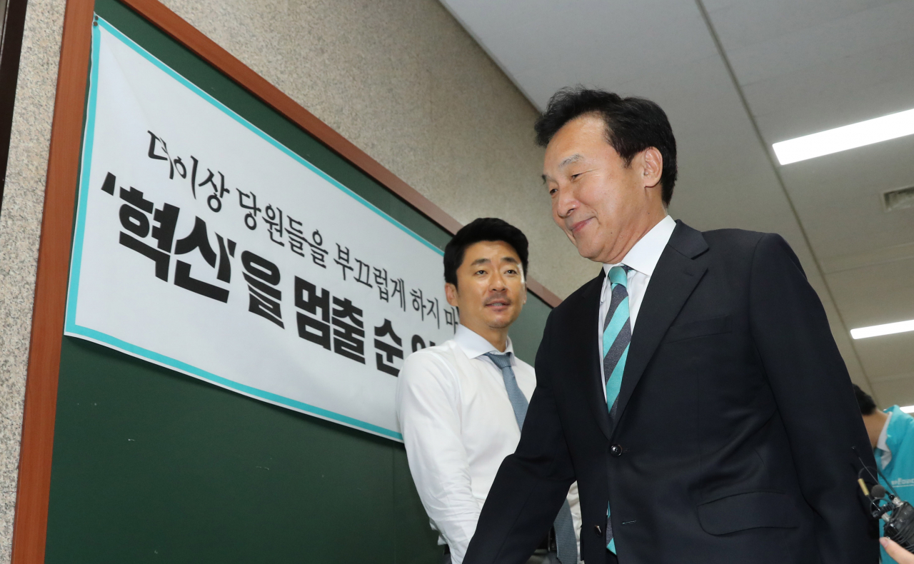 손학규 바른미래당 대표가 15일 오전 국회 당회의실앞에서 당 혁신 요구 단식농성을 하고 있는 권성주 혁신위원과 인사를 마치고 최고위원회의에 참석하고 있다. [연합]
