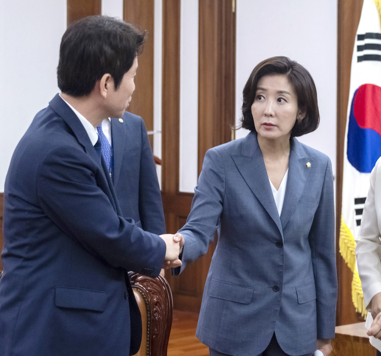 더불어민주당 이인영(왼쪽), 자유한국당 나경원 원내대표가 15일 오전 국회에서 열린 문희상 국회의장 주재 여야 교섭단체 원내대표 회동에 참석하며 인사하고 있다. [연합]