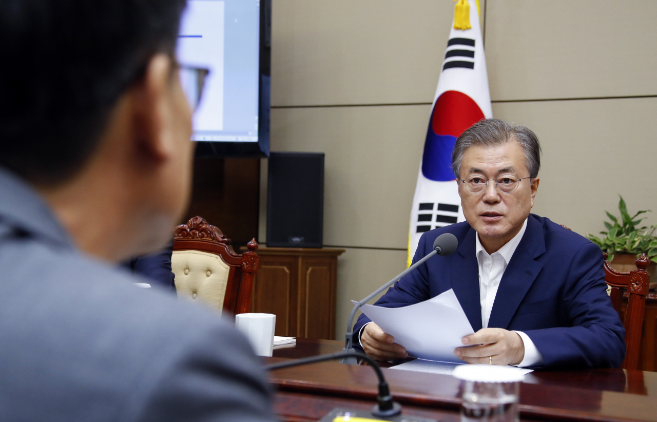 문재인 대통령이 15일 오후 청와대에서 열린 수석보좌관 회의에서 일본의 대(對) 한국 수출 규제와 관련한 발언을 하고 있다. 왼쪽은 김상조 정책실장. [연합]