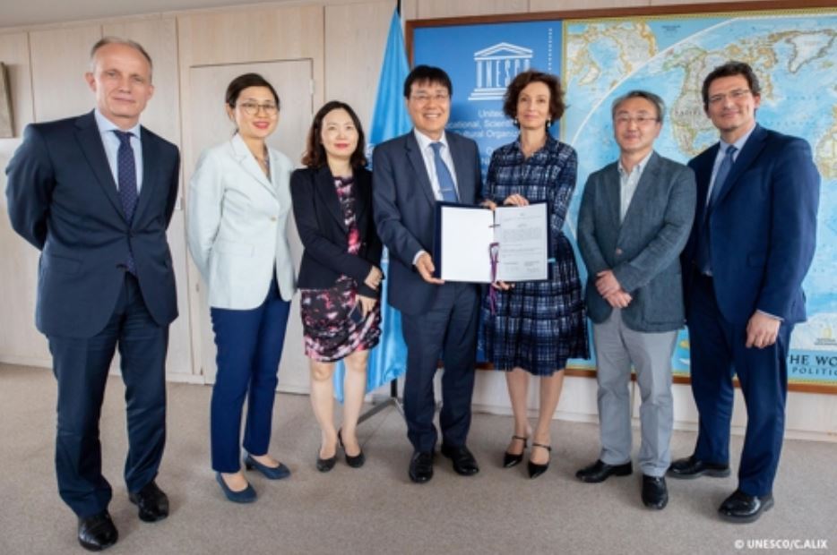 Lee and Azoulay sign agreement Friday to host institute in Cheongju at UNESCO headquarters in Paris (Ministry of Interior and Safety)