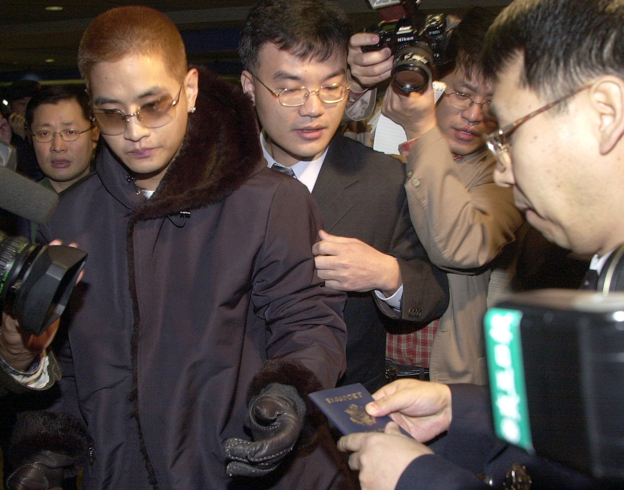 2002년 2월 2일 인천공항을 통해 입국한 유승준씨가 미국 국적의 여권을 제시하며 입국을 시도하고 있다. [연합]