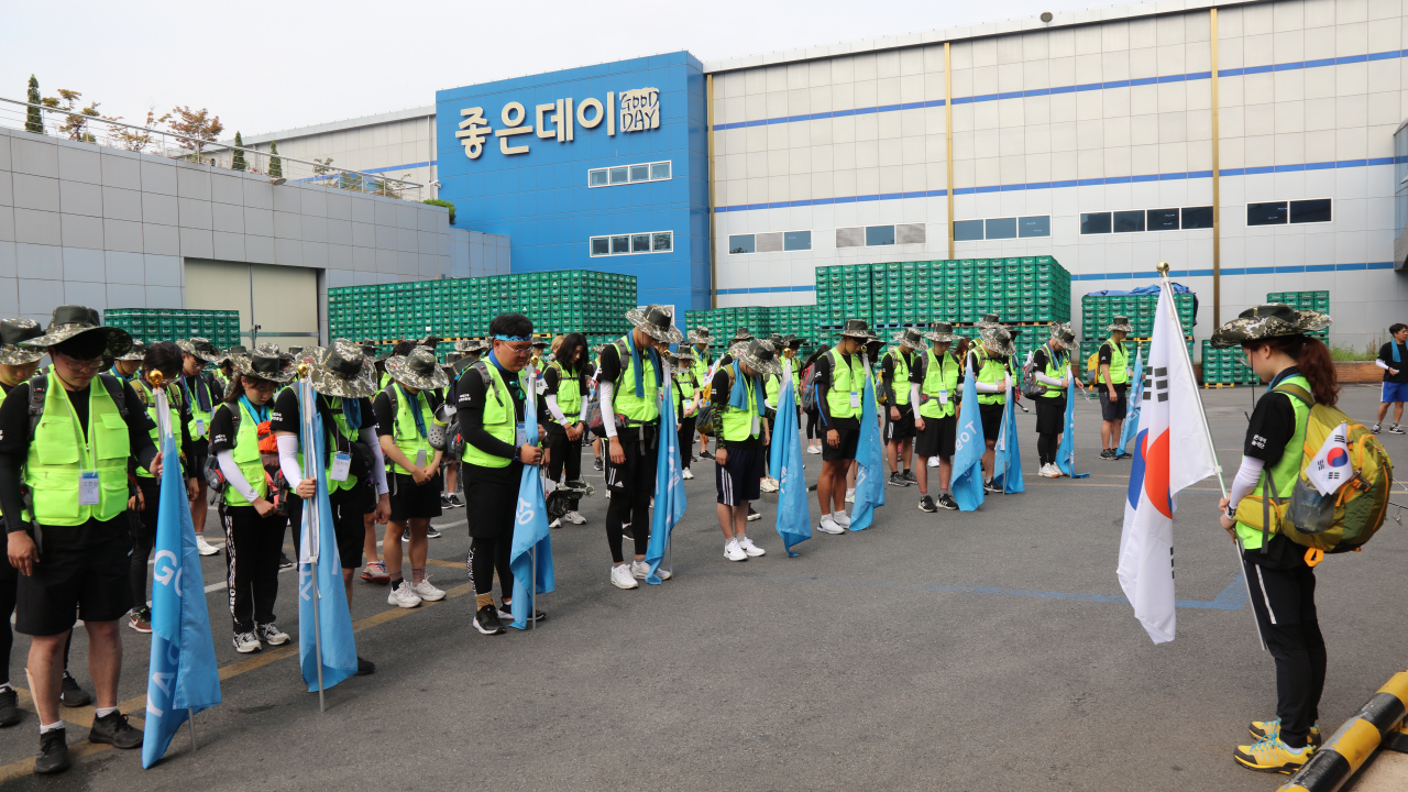 종합주류기업 무학은 지역 대학생 100여명과 함께 15일, 4박 5일간 150km의 국토대장정을 시작하는 출정식을 가졌다.