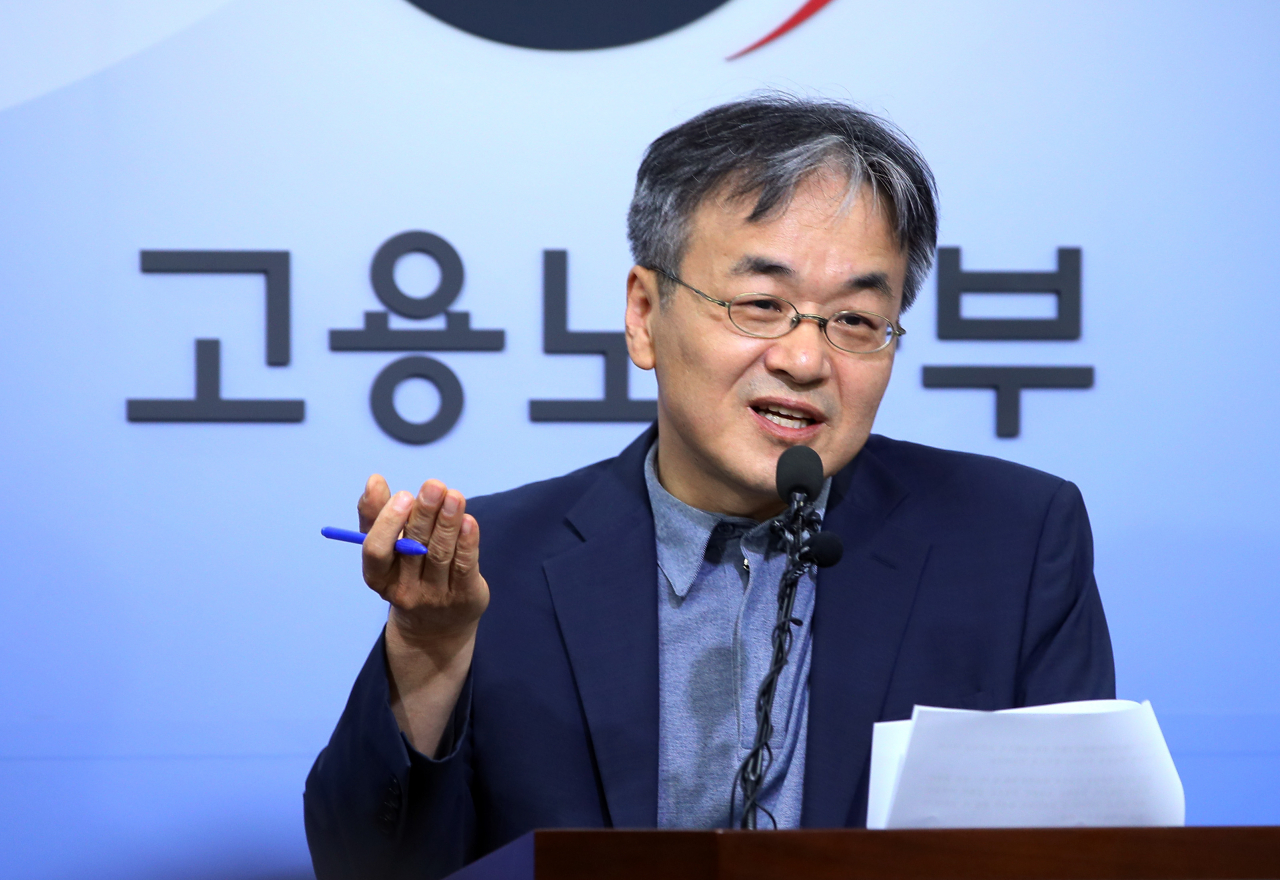 임승순 최저임금위원회 상임위원이 15일 세종시 정부세종청사 고용노동부에서 2020년 최저임금 결정 과정 논란에 대해 설명하고 있다. [연합]