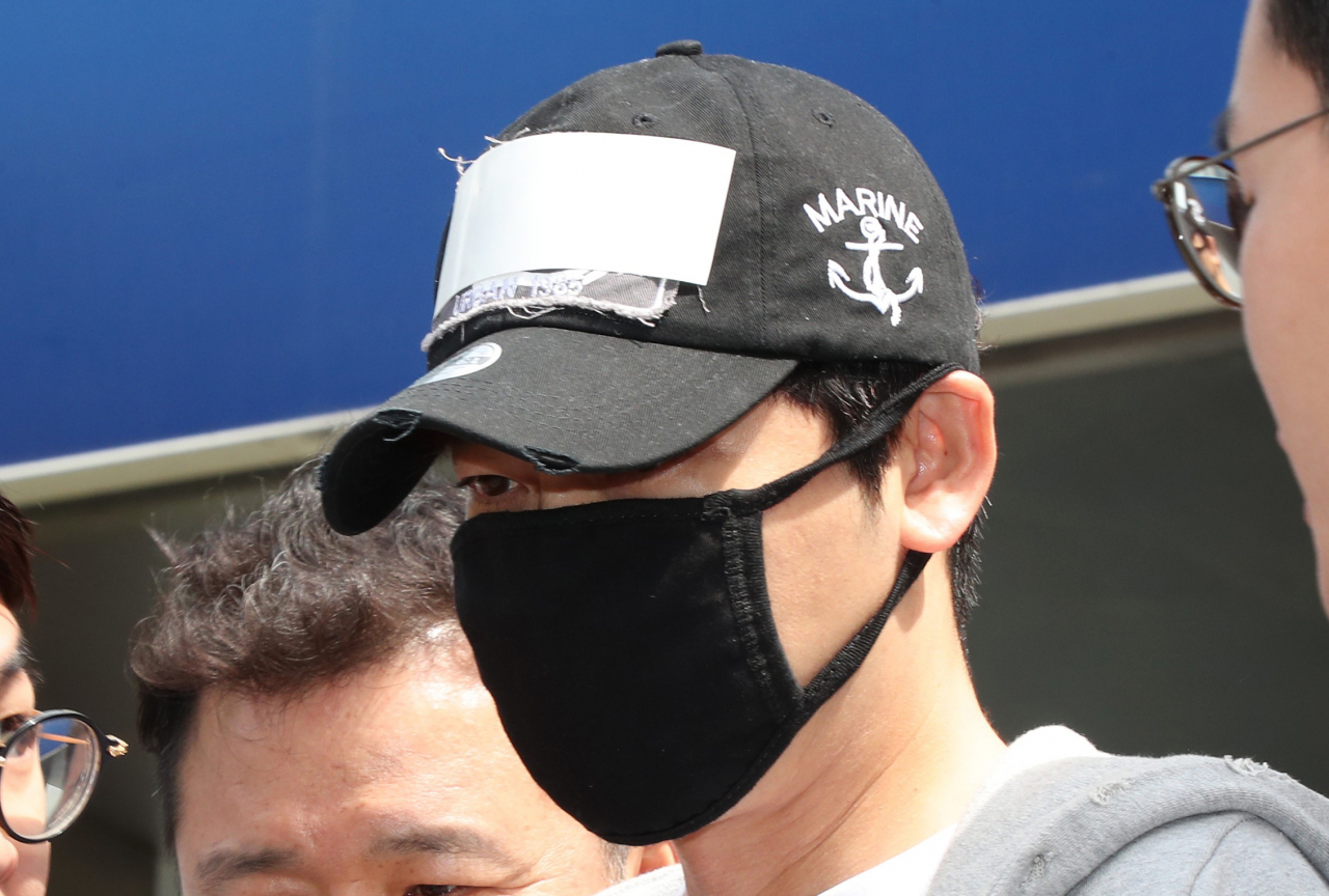 지난 12일 오전 구속 전 피의자심문(영장실질심사) 출석을 위해 경기도 성남시 분당경찰서를 나서고 있는 배우 강지환 [연합뉴스]