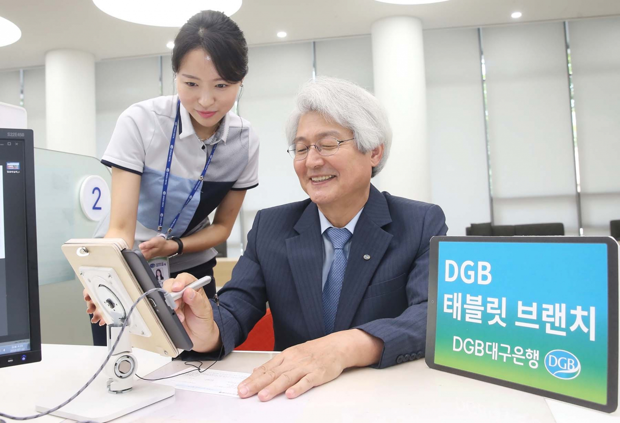 태블릿브랜치 시연하는 김태오 대구은행장[대구은행 제공]