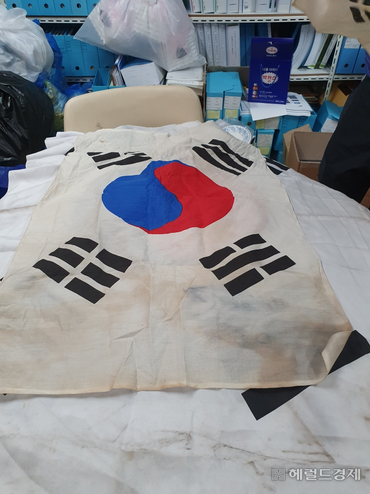 국기법에 따라 태극기가 훼손된 경우 소각 등 적절한 방법으로 폐기해야한다. [송파구 제공]