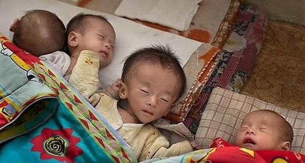 굶주림에 영상결힙에 시달리고 있는 북한 해주의 한 탁아소 영아들의 모습. [연합]