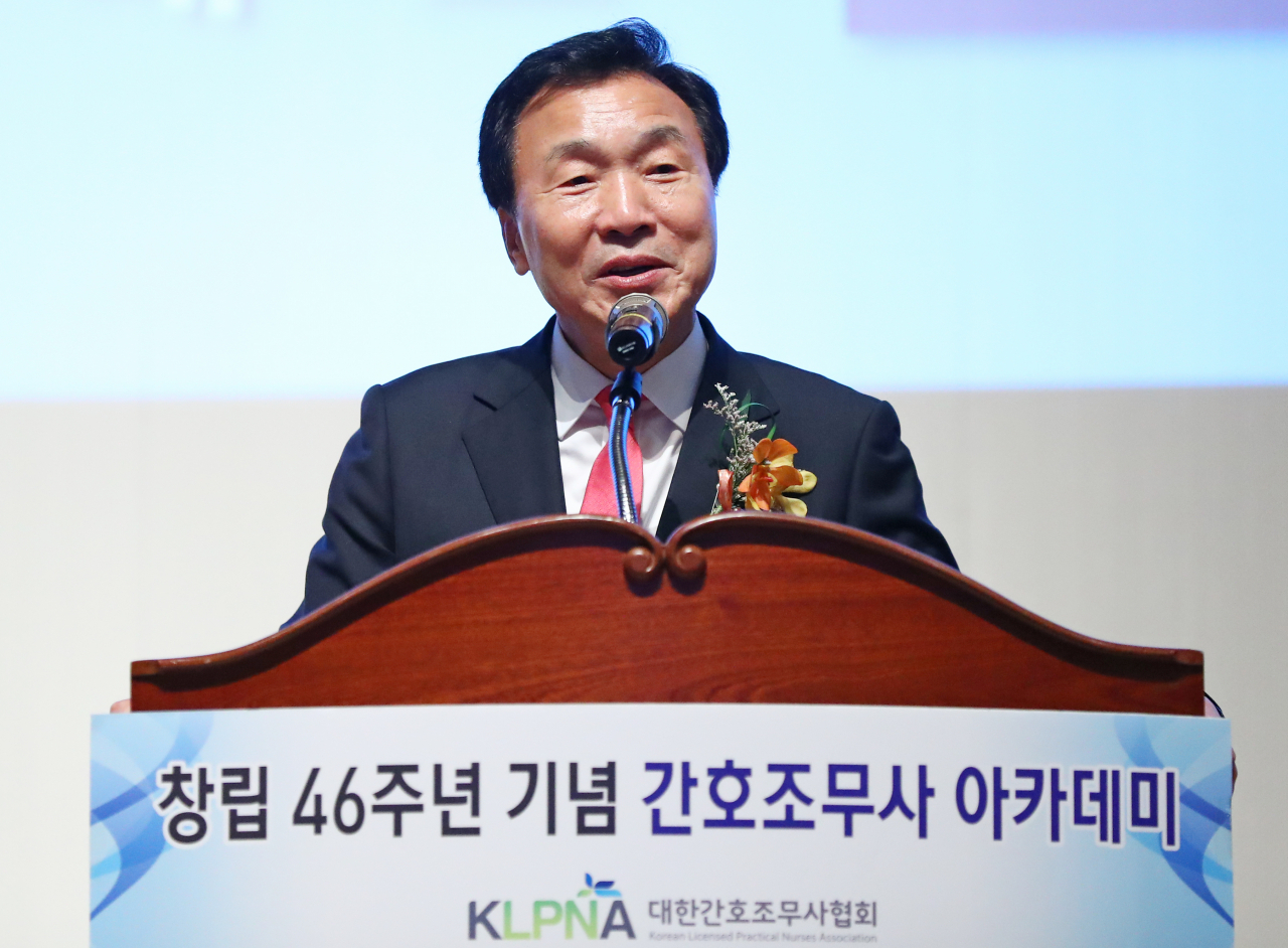 손학규 바른미래당 대표가 지난 14일 서울 광진구 세종대학교에서 열린 대한간호조무사협회 창립 46주년 기념식에서 축사를 하고 있다. [연합]
