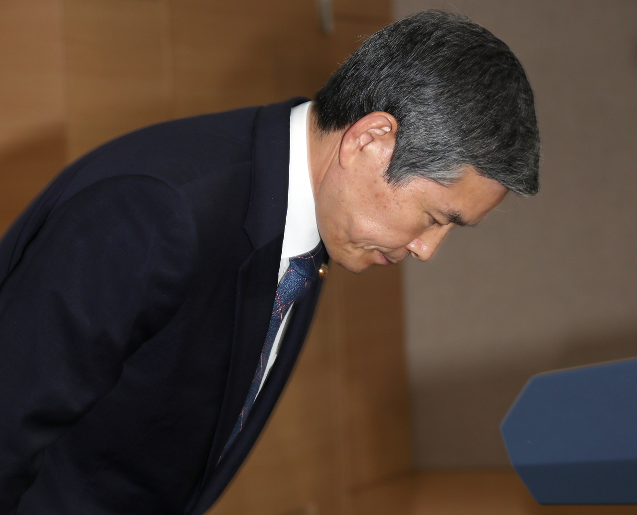 정경두 국방부 장관이 대국민 사과문을 발표한 뒤 고개 숙여 인사하고 있다. [연합]