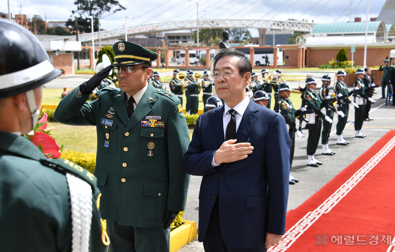 중남미를 순방중인 박원순 시장은 15일(월) 오전 10시 콜롬비아 보고타시 국방참모대학교 내 위치한 한국전 참전 기념탑에서 헌화, 묵념하며 6·25 참전용사들의 숭고한 희생과 헌신을 기리고 있다. 콜롬비아는 6.25전쟁 당시 유엔(UN) 21개 참전국 중 병력을 파견한 유일한 중남미 국가다. [서울시 제공]