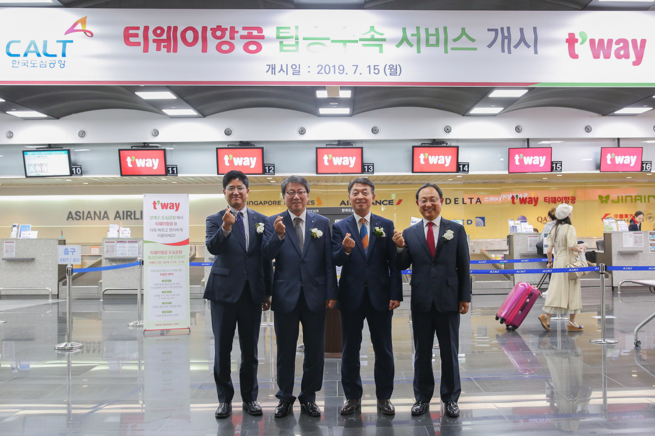 티웨이항공이 지난 15일 삼성역 도심공항터미널에서 입주 기념식을 열고 본격적인 탑승수속 서비스를 개시했다. 정홍근(왼쪽 두 번째) 티웨이항공 대표와 윤신(왼쪽 세 번째) 한국도심공항 사장 등이 기념촬영을 하고 있다. [티웨이항공 제공]