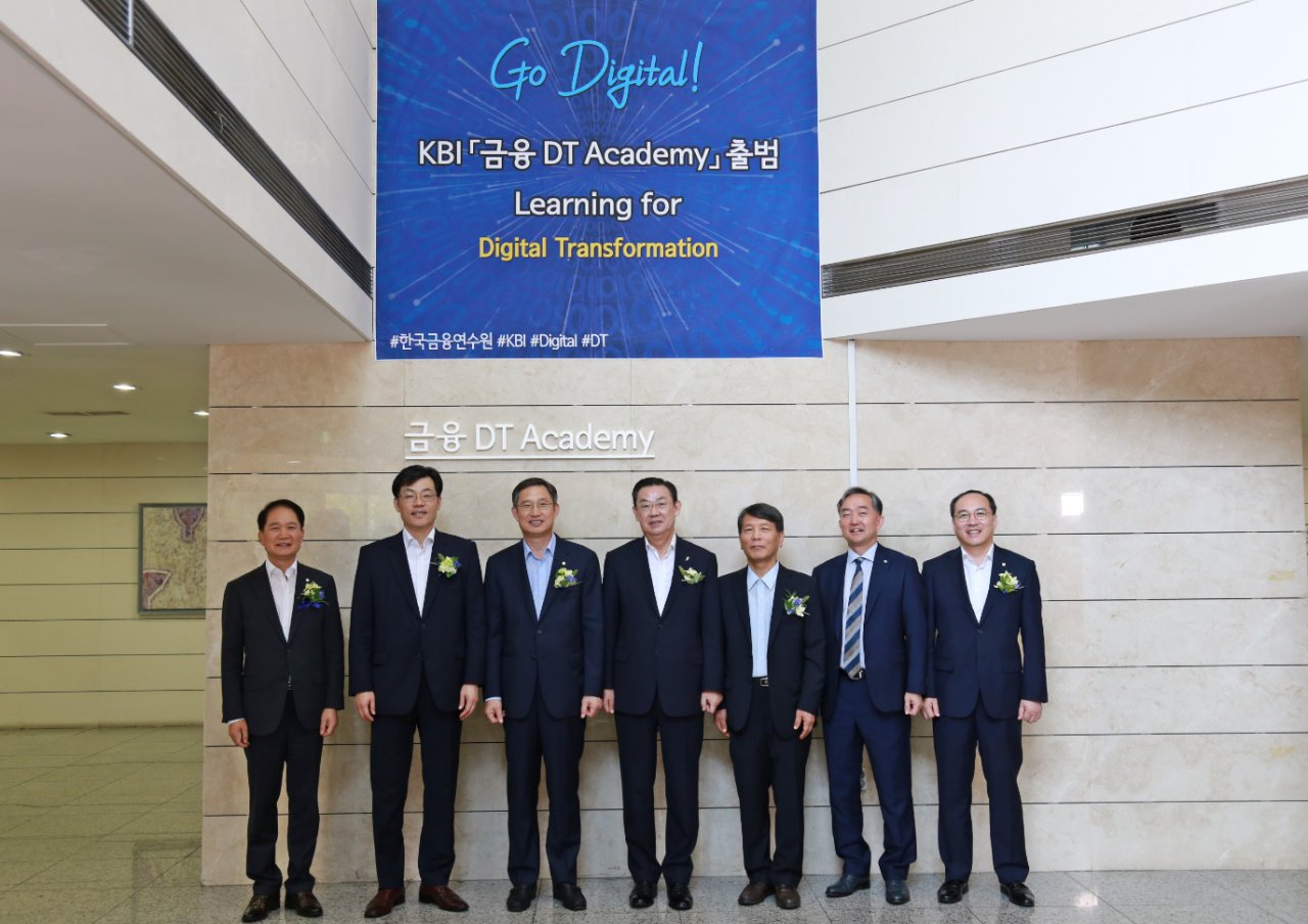 사진 왼쪽부터 김행재 한국금융연수원 부원장, 최재영 국제금융센터 원장, 문재우 한국금융연수원장, 김태영 전국은행연합회 회장, 손상호 금융연구원 원장, 신현준 한국신용정보원 원장, 박성준 한국금융연수원 부원장 [금융연수원 제공]
