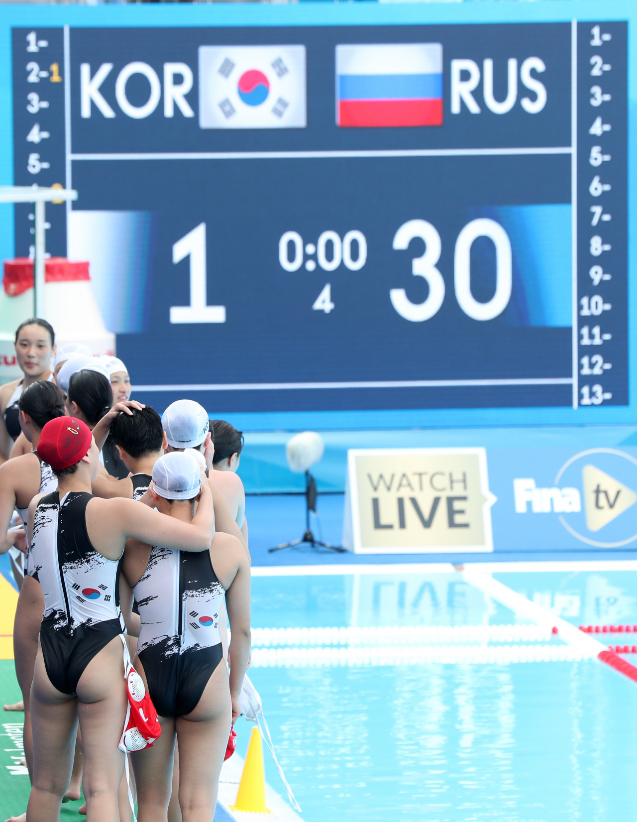 16일 광주 광산구 남부대 수구경기장에서 열린 2019 국제수영연맹(FINA) 광주세계수영선수권대회 여자수구 B조 조별리그 2차전 러시아와 경기가 끝난 뒤 ‘골’이라는 목표를 달성한 한국 선수들이 부둥켜안고 감격을 나누고 있다. 전광판에 1-30이라는 스코어가 보인다. [연합]
