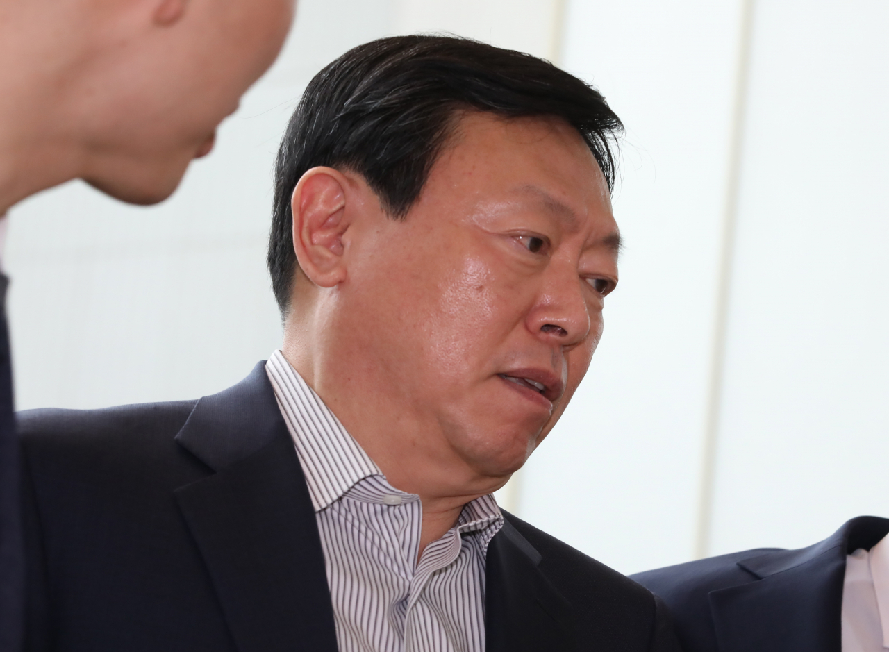 신동빈 롯데그룹 회장이 16일 오전 롯데그룹 하반기 사장단 회의를 열기 위해 서울 송파구 롯데월드타워로 들어오고 있다. 연합뉴스