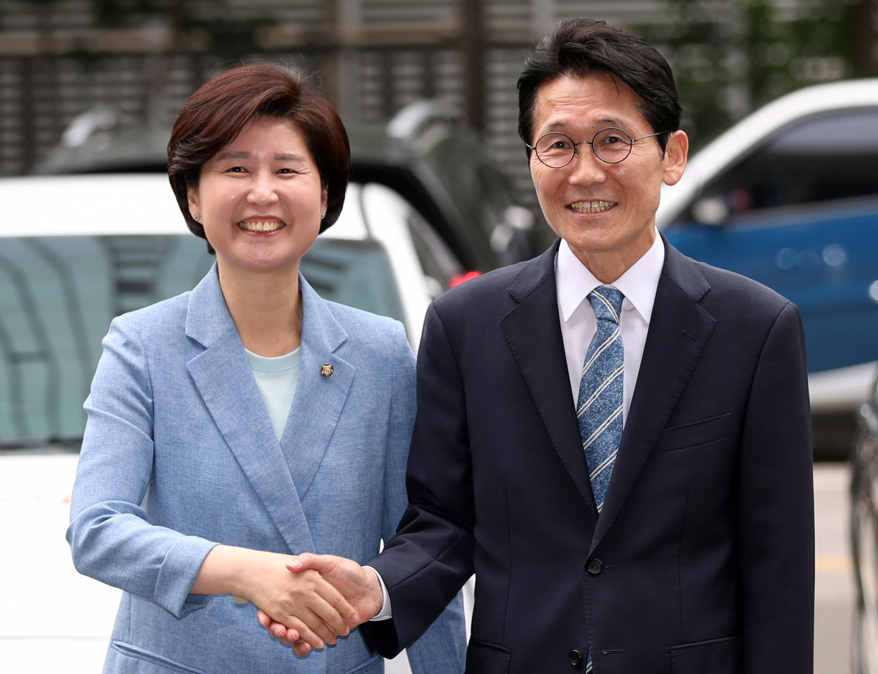 지난 4월 패스트트랙(신속처리안건) 처리 과정에서 여야가 충돌했을 때 상대 당 의원·당직자 등을 폭행한 혐의(공동폭행)로 자유한국당에 의해 고발된 더불어민주당 백혜련 의원(왼쪽)과 정의당 윤소하 원내대표가 16일 오전 서울 영등포경찰서에 피고발인 신분으로 출석하며 악수하고 있다. 연합뉴스