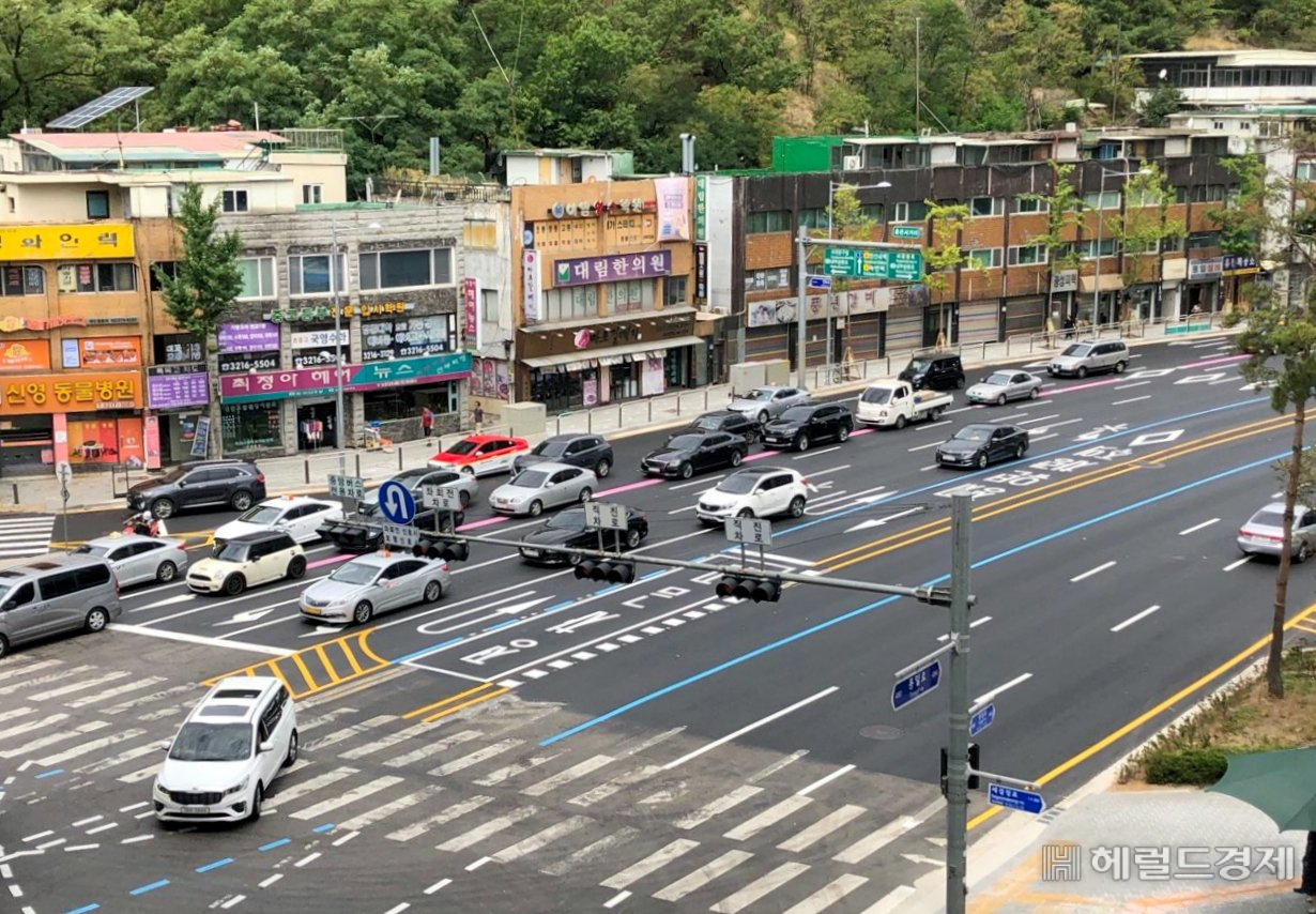 서울 서대문구 홍은사거리 외곽방향으로 차량이 유-턴을 하고 있다. 사진 오른쪽이 녹번역 방면, 왼쪽이 홍은사거리와 홍제역 방면이다. [서대문구 제공]