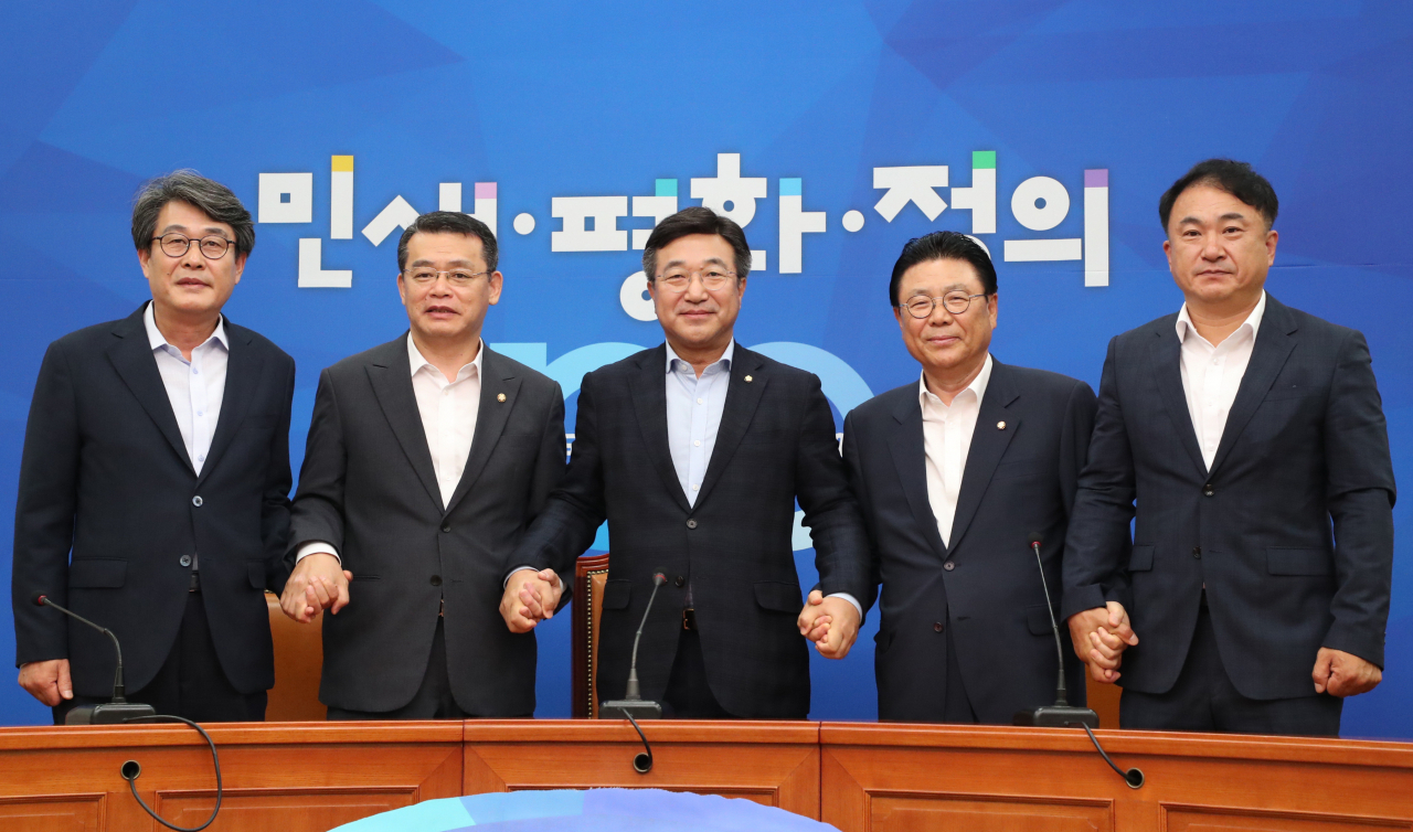 여야 5당 사무총장들이 16일 오전 국회에서 청와대와 5당 대표 회동 의제 및 일정 확정을 위해 만나고 있다. 왼쪽부터 민주평화당 김광수, 바른미래당 임재훈, 더불어민주당 윤호중, 자유한국당 박맹우, 정의당 신장식 사무총장. 연합뉴스