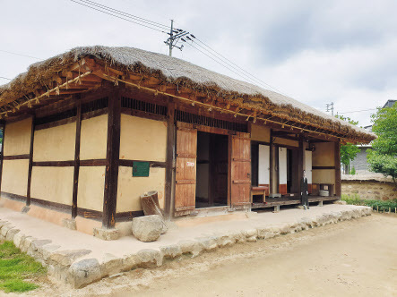 정지용의 생가.