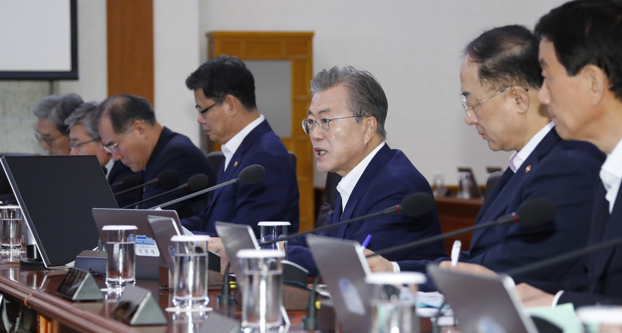 문재인 대통령이 16일 오전 청와대에서 국무회의를 주재하고 있다. [연합]