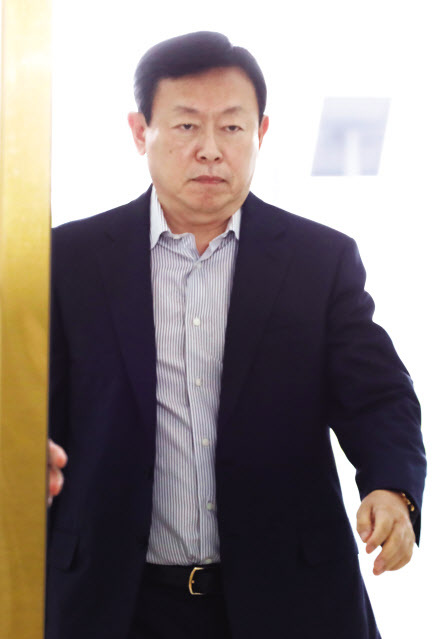 신동빈 롯데그룹 회장이 16일 오전 롯데그룹 하반기 사장단 회의를 열기 위해 서울 송파구 롯데월드타워로 들어오고 있다.  [연합]
