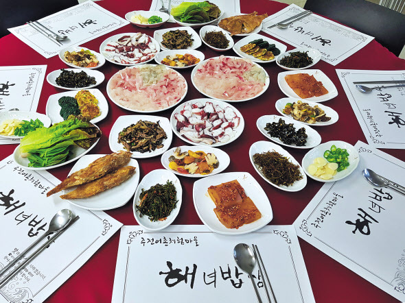 장흥에서 개막이 체험을 즐기고 있는 사람들.