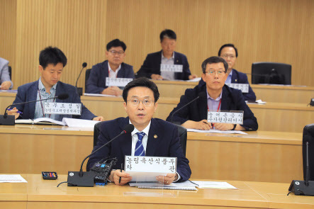 이재욱 농림축산식품부 차관이 16일 오전 정부세종청사 5동 영상회의실에서 열린 ‘무허가 축사 적법화 추진을 위한 지자체·관계부처 합동 영상점검회의’를 주재하며 모두발언을 하고 있다. 이 차관은 이 자리에서 “측량·미진행 농가도 조속히 적법화 절차를 이행할 수 있도록 지자체를 중심으로 지역축협, 공공기관 등이 최일선에서 적극 지원해달라”고 당부했다.［농림축산식품부 제공］