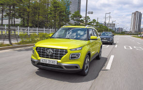 도로 위를 주행 중인 현대차 엔트리SUV 베뉴. [ 현대차 제공]