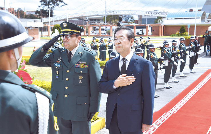 중남미를 순방중인 박원순 시장은 15일 오전 10시 콜롬비아 보고타시 국방참모대학교 내 위치한 한국전 참전 기념탑에서 헌화, 묵념하며 6·25 참전용사들의 숭고한 희생과 헌신을 기렸다. 콜롬비아는 6.25전쟁 당시 유엔(UN) 21개 참전국 중 병력을 파견한 유일한 중남미 국가다.  [서울시 제공]