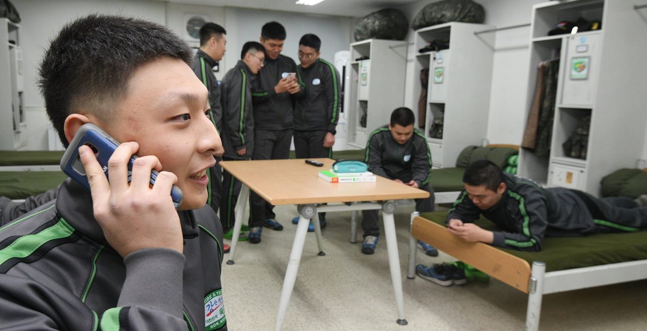 한 병사가 군 부대 내에서 휴대전화를 사용하고 있다. [연합]