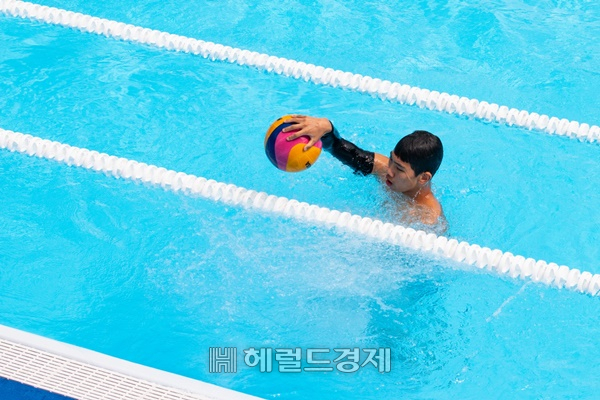 서울체고 수구팀 선수들이 16일 광주수영대회에서 볼보이 자원봉사를 하고 있다. [광주수영대회 조직위]