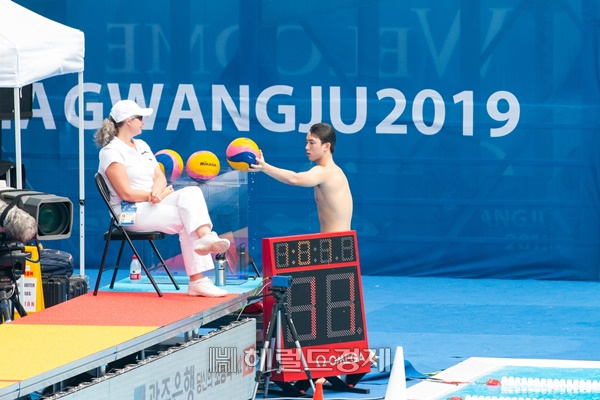 광주세계수영대회가 열린 16일 서울체고 수구팀 선수들이 볼보이 자원봉사를 하느라 동분서주하고 있다 .[광주수영대회 조직위]