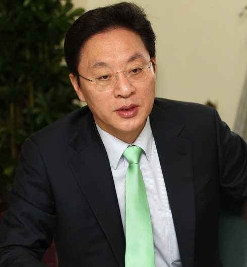 정두언 전 새누리당(자유한국당 전신) 의원이 16일 서울 서대문구의 한 공원 인근 야산에서 숨진 채 발견됐다. 경찰은 정 전 의원이 극단적 선택을 한 것으로 추정하고 있다. 한나라당(새누리당 전신) 의원 시절이던 2011년 5월 연합뉴스와 인터뷰 모습. [연합]
