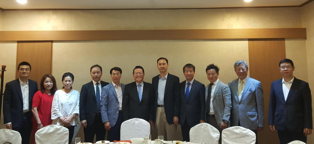 권기식 한중도시우호협회장와 진옌광 주한중국 부대사 등 한중도시우호협회 임원단과 주한중국대사관 관계자들이 간담회 후 기념사진을 촬영했다.
