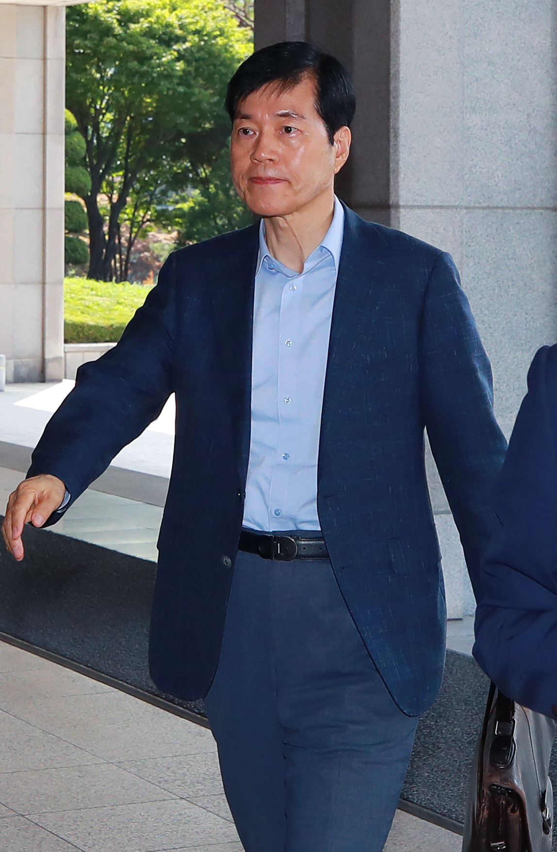 삼성바이오로직스 분식회계 의혹에 관한 증거인멸을 지시한 혐의를 받는 김태한 삼성바이오로직스 대표이사가 5일 오전 서울 서초동 서울중앙지방검찰청에 피의자 신분으로 재소환돼 검찰 청사로 들어가고 있다. 연합뉴스