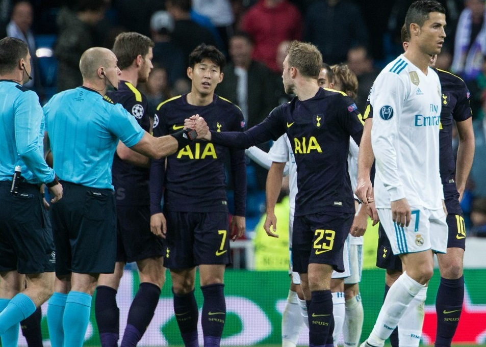 2017년 10월 UEFA 챔피언스리그 경기에서 마주한 손흥민(가운데)과 호날두 [연합]