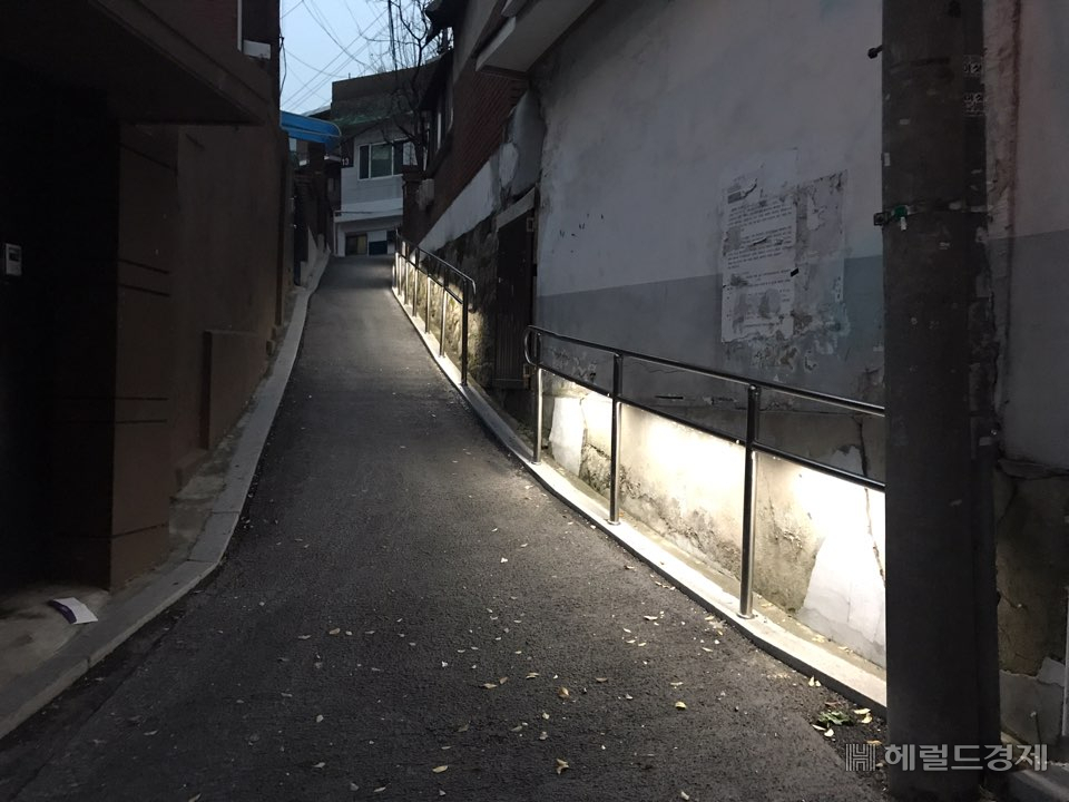 어두운 골목길에선 동작감지 안심비추미가 길을 안내한다. [서울시 제공]