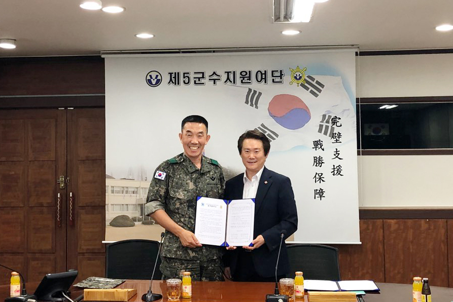 한선재 경기도평생교육원장(오른쪽)이 육군 5군수지원여단과 협약을 맺었다.[경기평생교육진흥원 제공]
