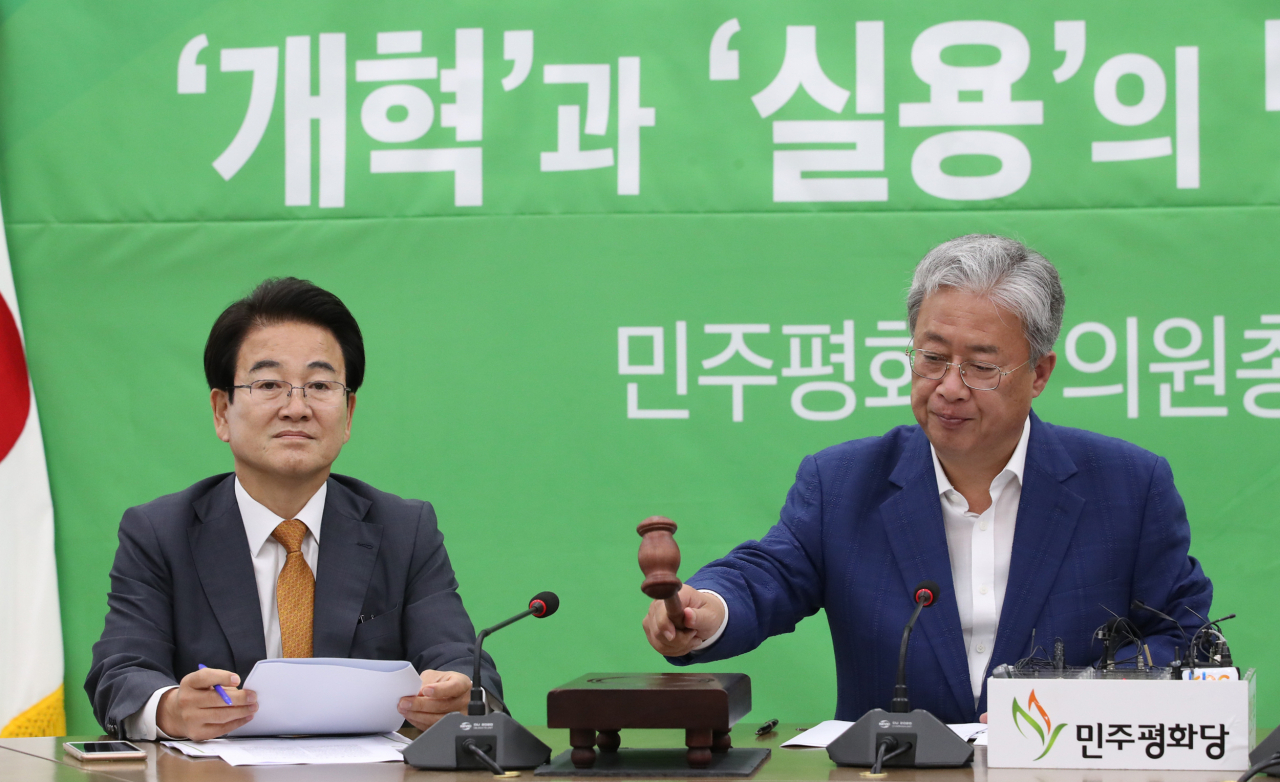 유성엽 민주평화당 원내대표가 16일 국회에서 의원총회를 주재하고 있다. [연합]
