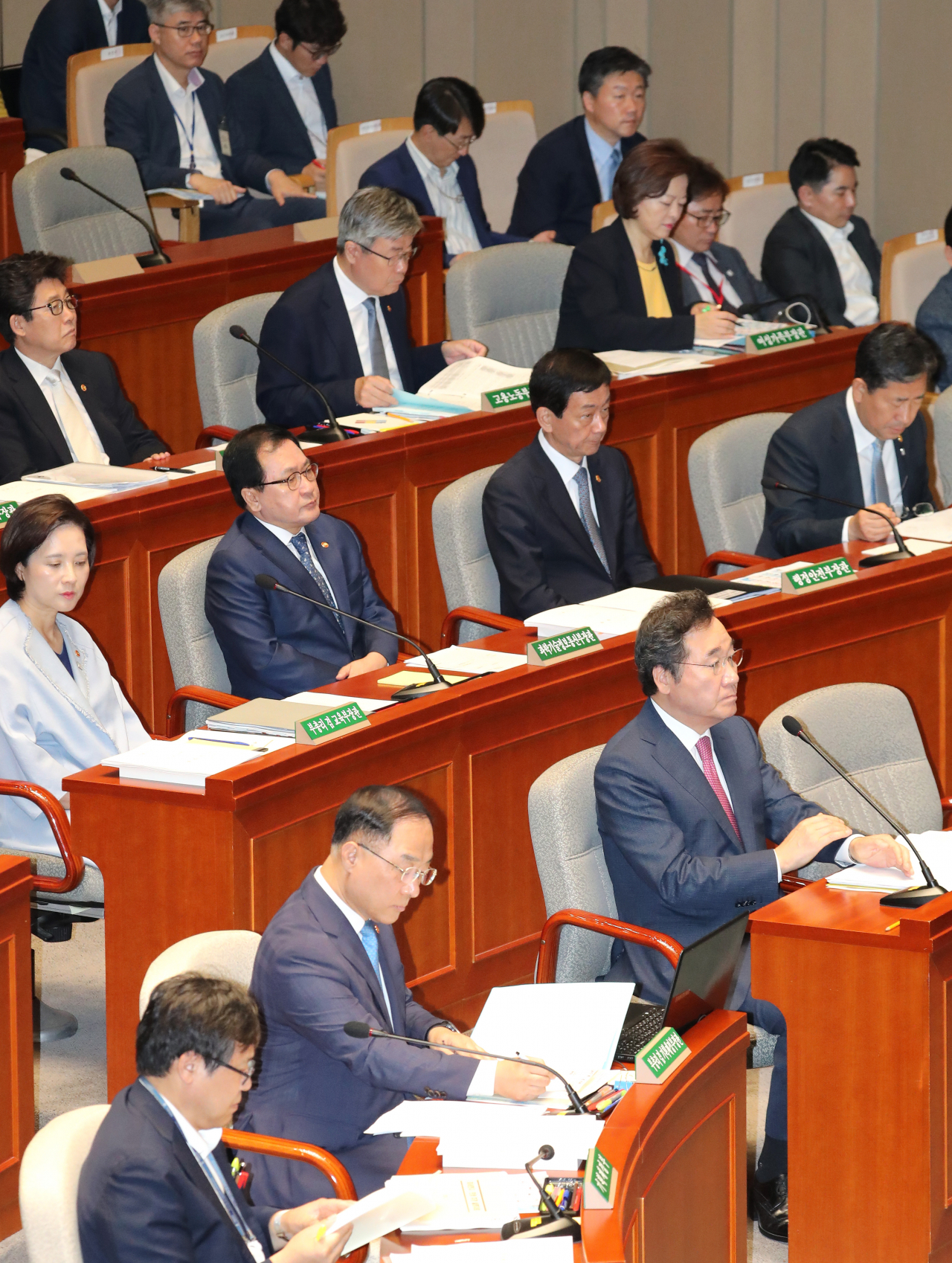 지난 12일 오전 열린 국회 예산결산특별위원회 전체회의에 참석한 국무총리와 국무위원들. [연합]