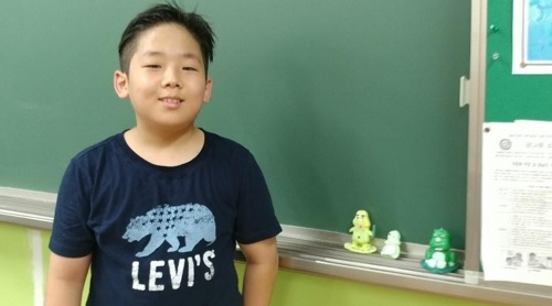 가족과 함께 태국 방콕의 한 호텔에 투숙 중이던 11살 조연우 군이 호텔 수영장에서 물에 빠져 익사 위기에 처한 7살 여아를 구조한 사실이 뒤 늦게 알려져 큰 감동을 주고 있다. [조연우 군 담임 교사 제공]