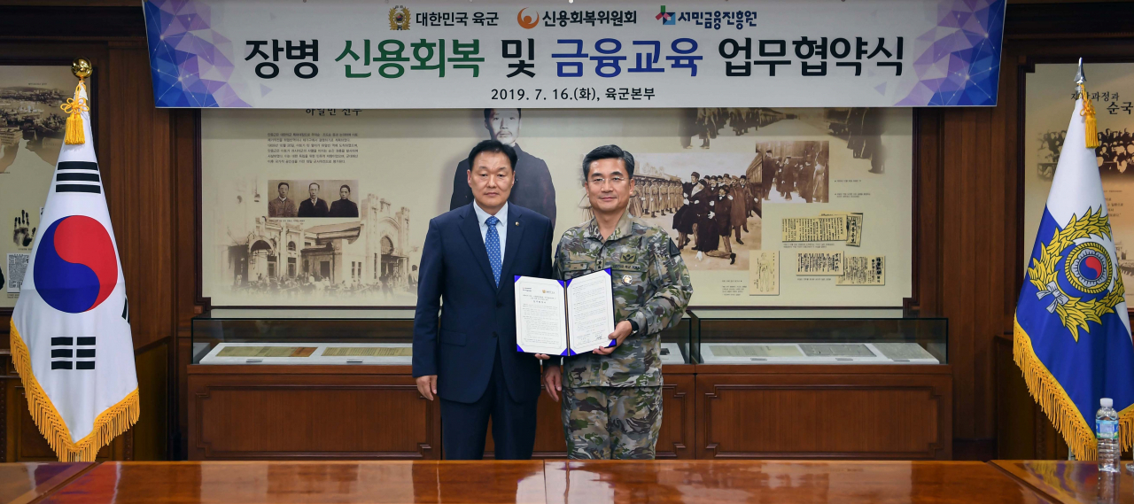 이계문(왼쪽) 서민금융진흥원장이 지난 16일 서욱 육군참모총장과 육군 장병의 신용상담 및 금융교육 활성화를 위한 업무협약을 체결했다.[서민금융진흥원 제공]