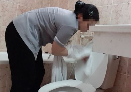 수건으로 변기 닦는 베트남 호텔 청소부 (뚜오이째 캡처)