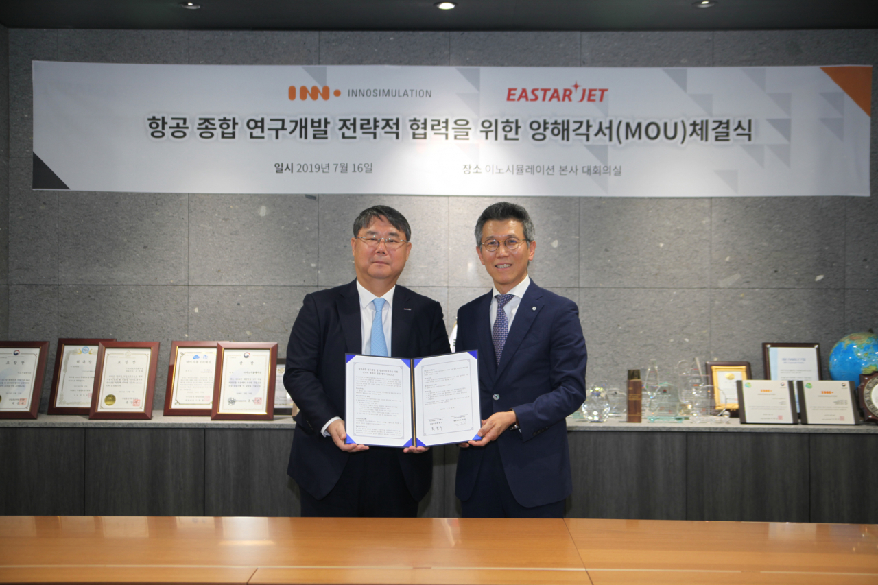 지난 16일 서울 강서구 이노시뮬레이션 본사에서 이스타항공 최종구(왼쪽) 대표이사와 이노시뮬레이션 조준희 대표이사가 기념촬영을 하고 있다. [이스타항공 제공]