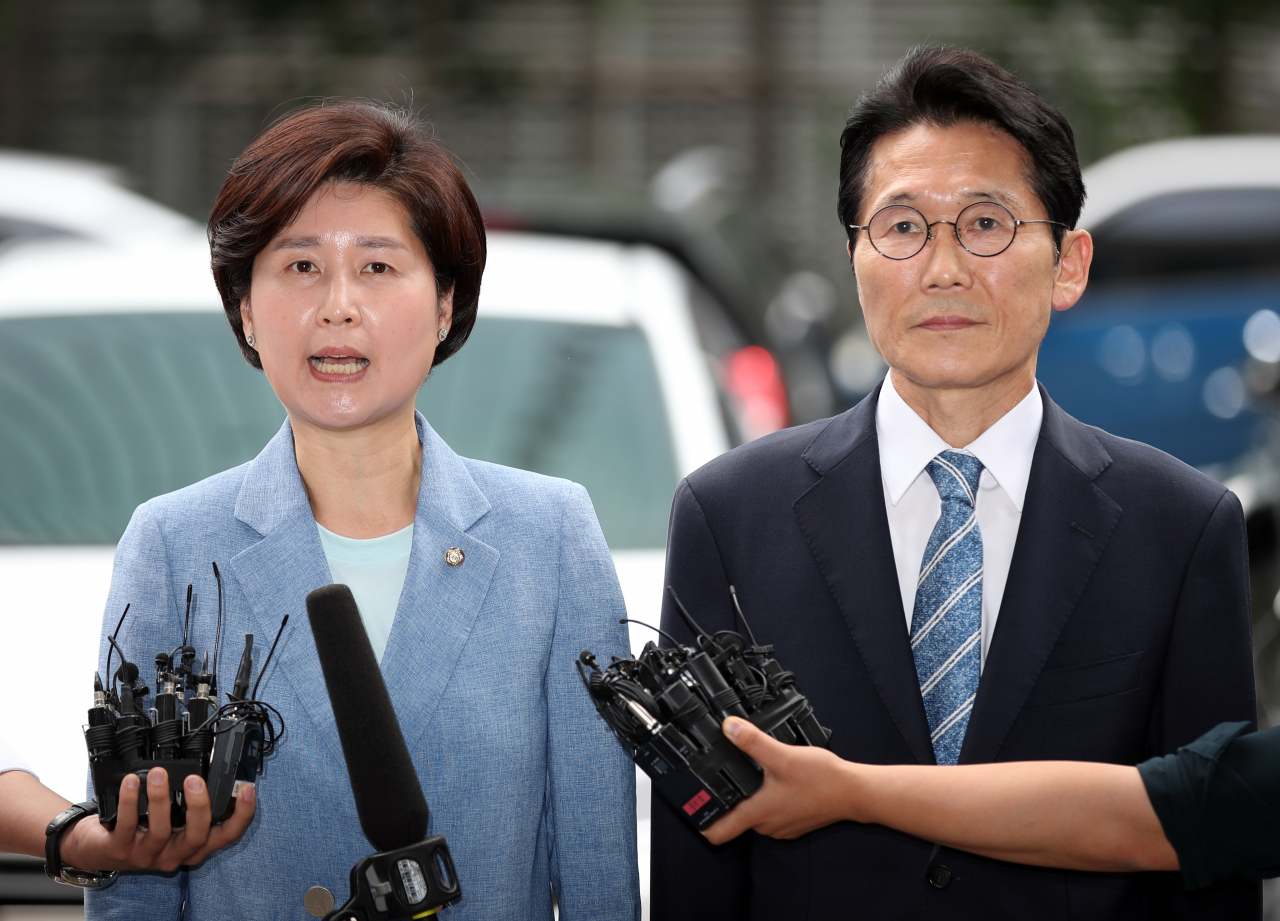 지난 4월 패스트트랙(신속처리안건) 처리 과정에서 여야가 충돌했을 때 상대 당 의원·당직자 등을 폭행한 혐의(공동폭행)로 자유한국당에 의해 고발된 더불어민주당 백혜련 의원(왼쪽)과 정의당 윤소하 원내대표가 16일 오전 서울 영등포경찰서에 피고발인 신분으로 출석하며 취재진 질문에 답하고 있다. 연합뉴스