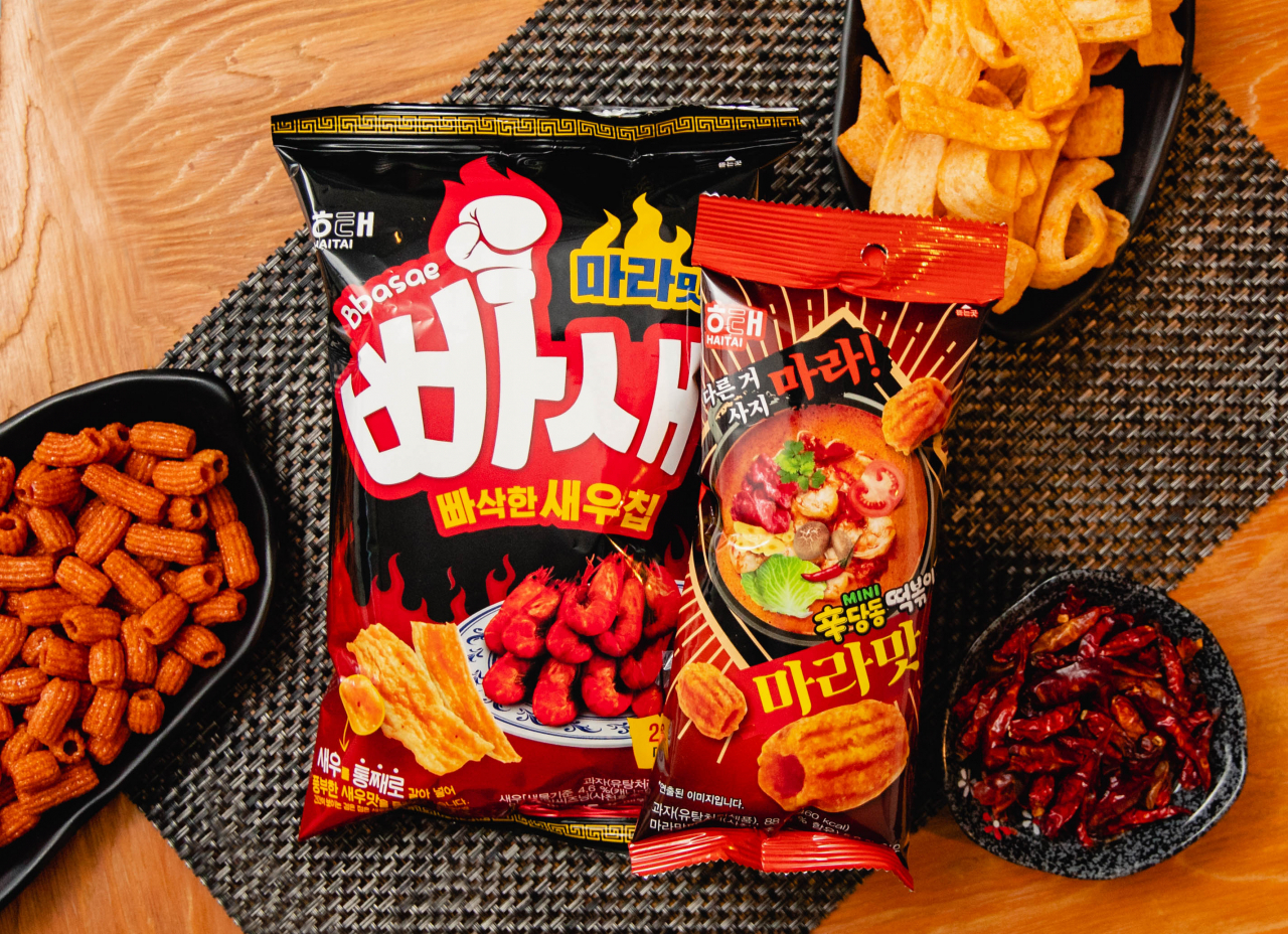 마라요리맛을 접목한 스낵 ‘빠새 마라’와 ‘신당동떡볶이 마라’ 제품 이미지 [제공=해태제과]