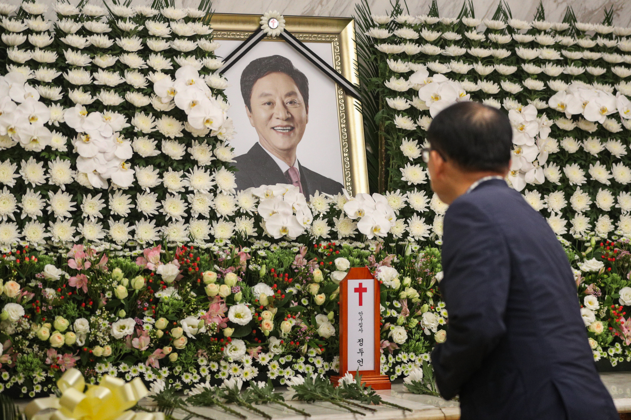 17일 오전 서울 신촌 세브란스병원 장례식장에 마련된 고 정두언 전 새누리당 의원 빈소에 조문객들이 조문을 하고 있다. [연합]