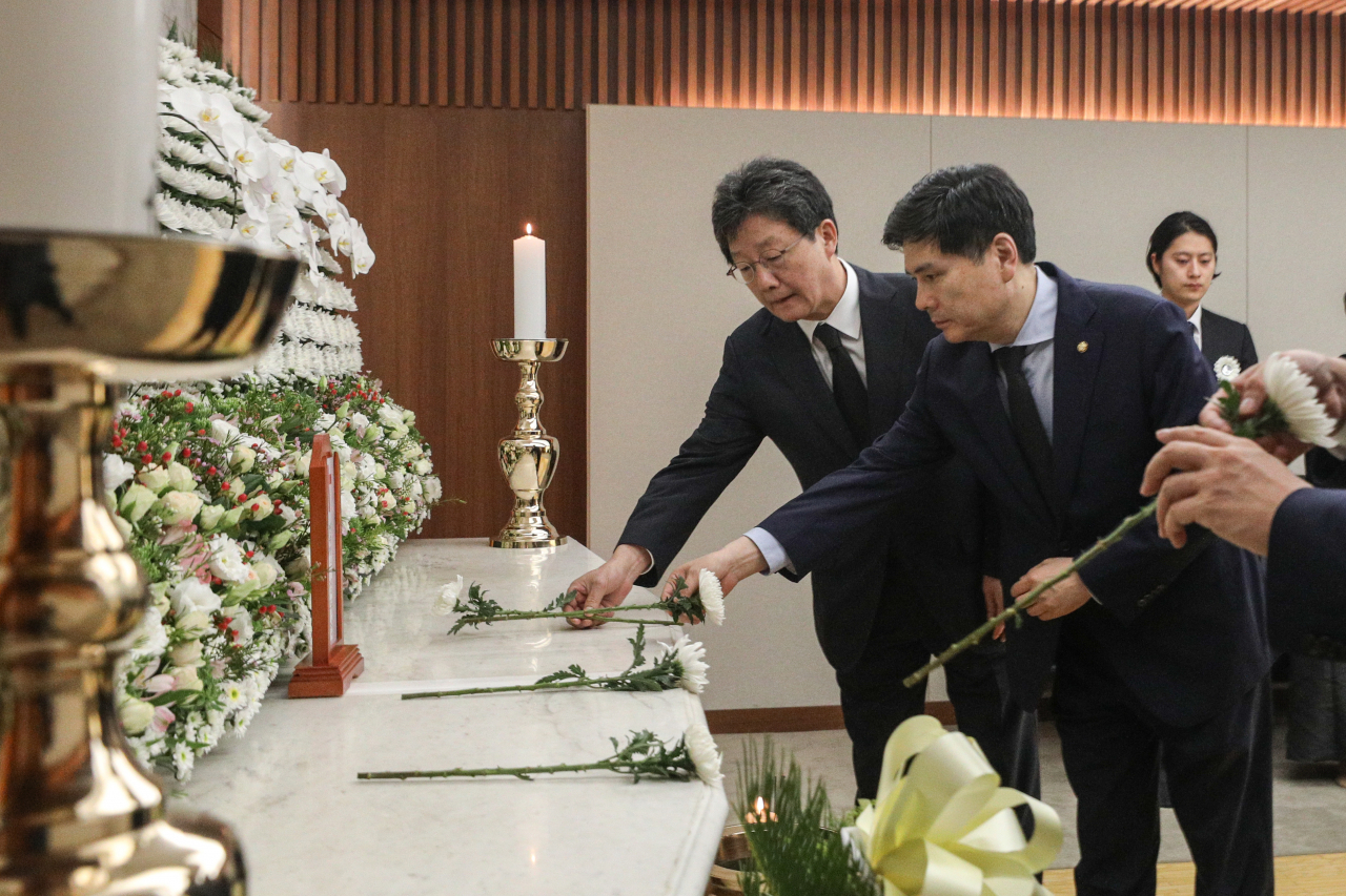 유승민·지상욱 바른미래당 의원이 17일 오전 서울 신촌 세브란스병원 장례식장에 마련된 고 정두언 전 새누리당 의원 빈소를 조문하고 있다. [연합]