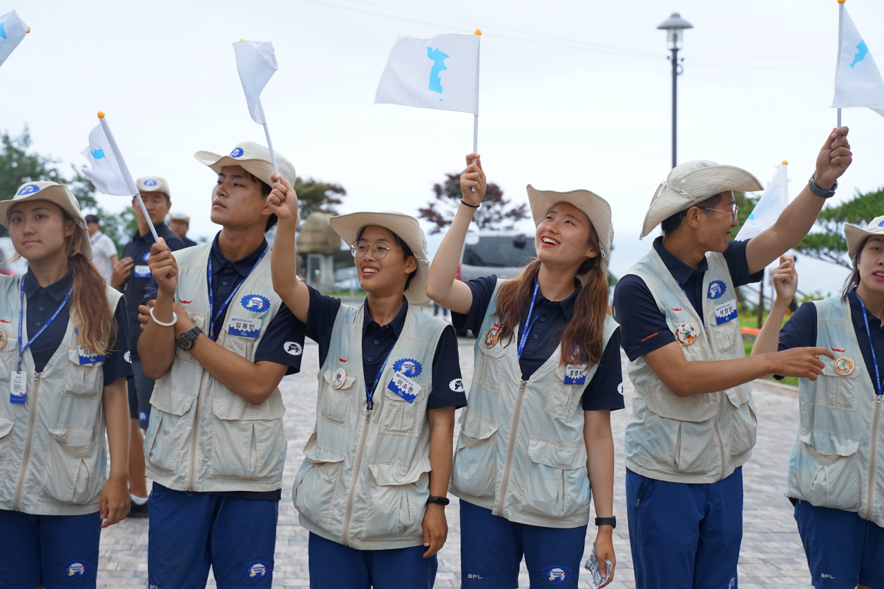 동아제약 대학생 국토대장정 참가대원이 고성 통일전망대에서 한반도기를 흔들고 있다.