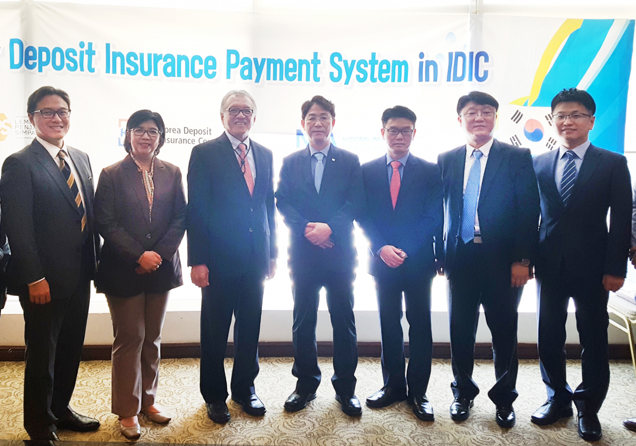 예금보험공사는 10일 인도네시아 현지에서 인도네시아 예금보험기구(IDIC)를 대상으로 한 '예금보험금 지급시스템 구축 컨설팅' 착수보고회를 개최했다. 행사 후 김영길 예금보험공사 이사(왼쪽에서 네 번째) 등 예보 관계자와 IDIC 의장 및 임직원들이 기념촬영을 하고 있다. [예금보험공사 제공]